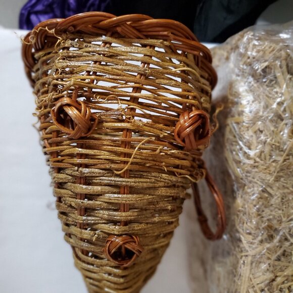 Small / Medium Woven Wicker Two-Toned / Varnished Horn of Plenty (Cornucopia) - Picture 5 of 8